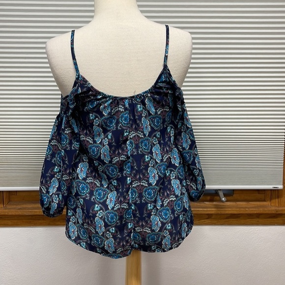 Francesca’s Blue Floral Pattern Cold Shoulder Top Size Small - Picture 5 of 8